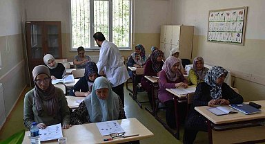 Okuma yazma kursu öğrenmenin yaşının olmadığını gösteriyor