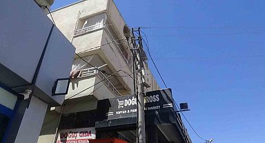 Onarmak için çıktığı elektrik direğinde akıma kapılarak yere çakıldı
