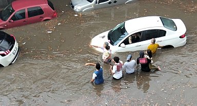 Onlarca araç ve vatandaş göle dönen alt geçitte mahsur kaldı