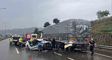 Ordu'da otomobil park halindeki tıra çarptı: 1 ölü, 2 yaralı