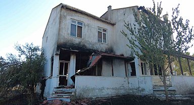 Orman yangınında; 7 ev yandı, 2 bin 700 kişi tahliye edildi, 15 kişi yaralandı