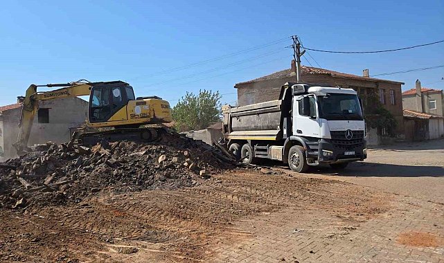 Orman yangınında hasar alan binaların enkazları bir bir kaldırılıyor