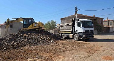 Orman yangınında hasar alan binaların enkazları bir bir kaldırılıyor
