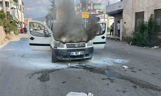 Osmaniye'de hafif ticari araç alev alev yandı