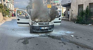 Osmaniye'de hafif ticari araç alev alev yandı