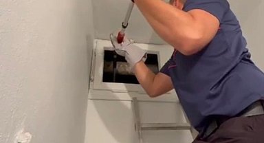 Osmaniye'de havalandırma boşluğuna düşen yavru kedi kurtarıldı