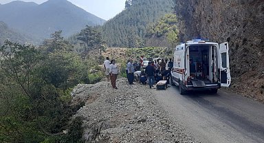 Osmaniye'de kayalıklara çarpan otomobil yan yattı: 3 yaralı