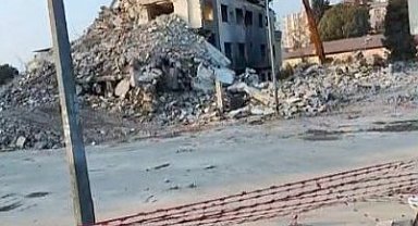 Osmaniye'de orta hasarlı bina tek dokunuşta yıkıldı