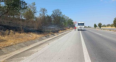 Otobanda fırlayan tır lastiği yangın çıkardı