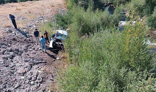 Otomobil dere yatağına uçtu: 2 ölü