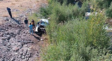 Otomobil dere yatağına uçtu: 2 ölü