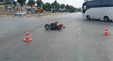 Otomobil ile çarpışan elektrikli motosiklet sürücüsü ağır yaralandı