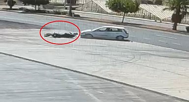 Otomobil ile çarpışan motosikletlinin metrelerce sürüklendiği kaza kamerada