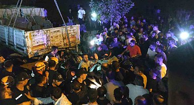 Otomobil park halindeki briket yüklü tıra çarptı: 2 ölü