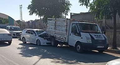 Otomobil park halindeki kamyonete çarptı: 1 yaralı