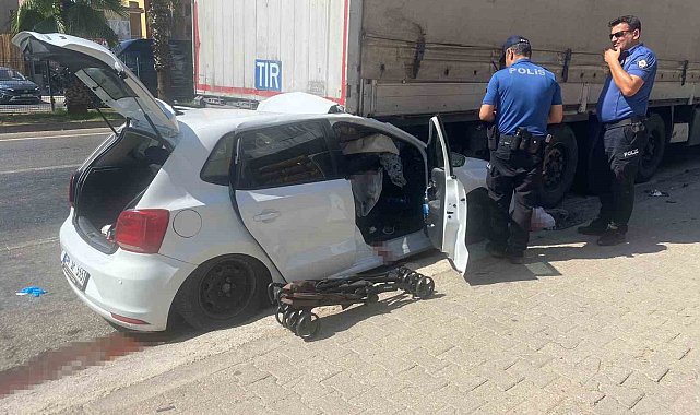 Otomobil, park halindeki tıra çarptı: 4 yaralı