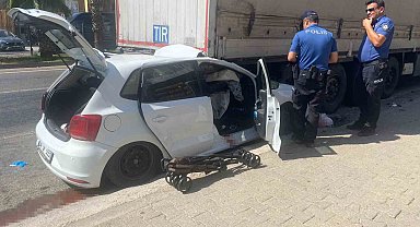Otomobil, park halindeki tıra çarptı: 4 yaralı