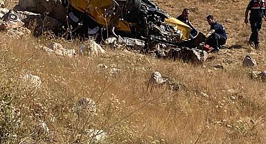 Otomobil şarampole devrildi: 1 ölü, 2 yaralı