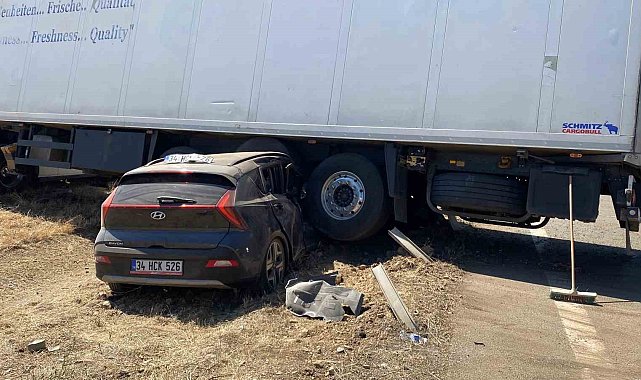 Otomobil, tırın altında metrelerce sürüklendi
