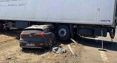 Otomobil, tırın altında metrelerce sürüklendi