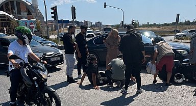 Otomobile çarpmamak için manevra yapan motosiklet devrildi: 1 yaralı