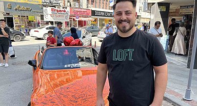Otomobili görenler imza atmadan geçmiyor