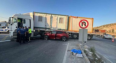 Otomobilin tırla çarpıştığı kazada 4 kişi yaralandı