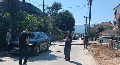 Otomobilin üzerine telefon direği devrildi
