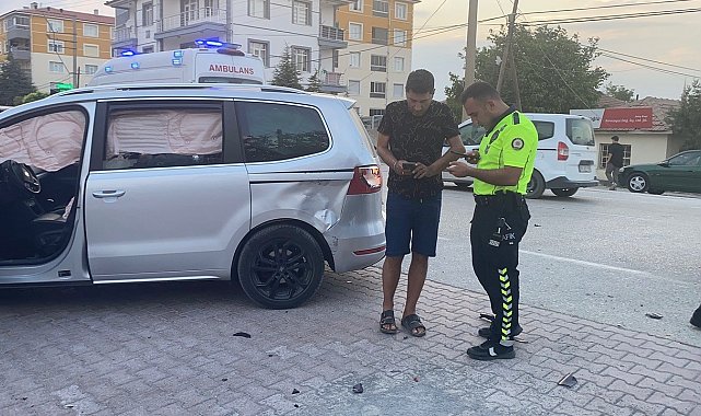 Otomobille çarpışan motosikletin sürücüsü ağır yaralandı