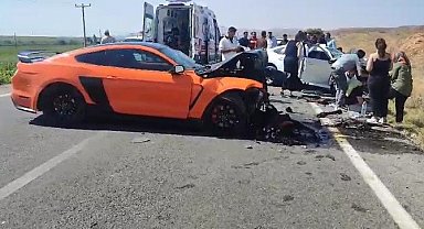 Otomobiller kafa kafaya çarpıştı: 3 yaralı