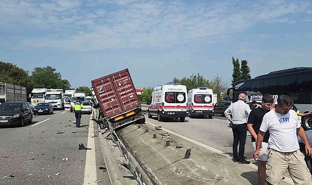 Otoyolda tırın yerinden söktüğü bariyer parçaları yola savruldu