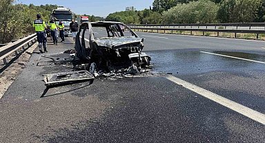 Otoyolda yabancı plakalı otomobil alev alev yandı, geriye demir yığınları kaldı