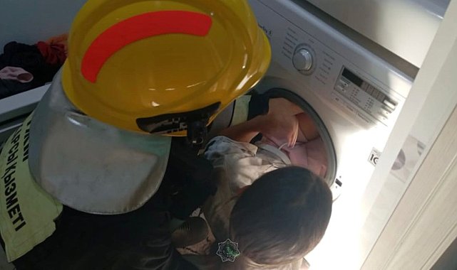 Oyun oynarken çamaşır makinesine sıkıştı