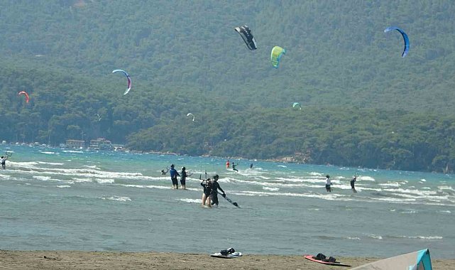 Oyuncu Deniz'den Akyaka'ya övgü: "Uçurtma sörfü için mükemmel bir yer"