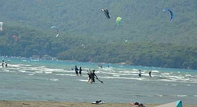 Oyuncu Deniz'den Akyaka'ya övgü: "Uçurtma sörfü için mükemmel bir yer"