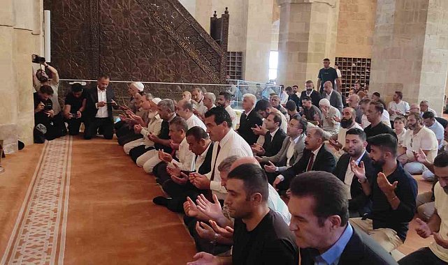Özgür Özel Divriği Ulu Camii'de Cuma Namazı kıldı