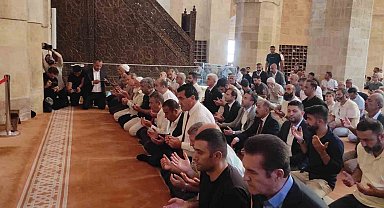Özgür Özel Divriği Ulu Camii'de Cuma Namazı kıldı