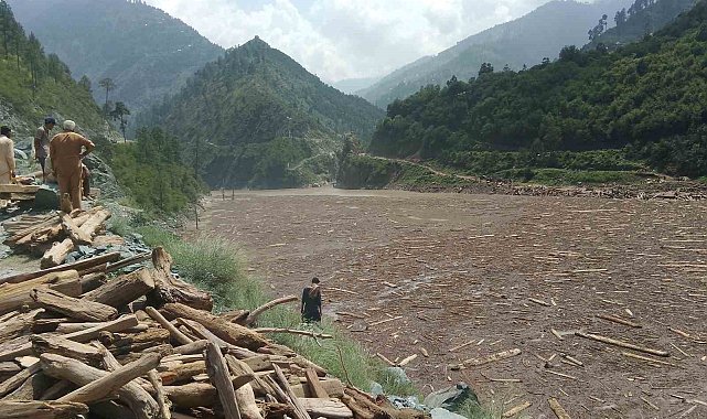 Pakistan'daki sellerde son 48 saatte 351 kişi hayatını kaybetti