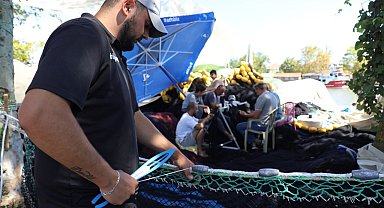 Palamuttan ümidini kesen balıkçılar, ağlarını hamsi için onardı