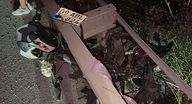 Paramparça olan motosikletin sürücüsü hatsaneye kaldırıldı
