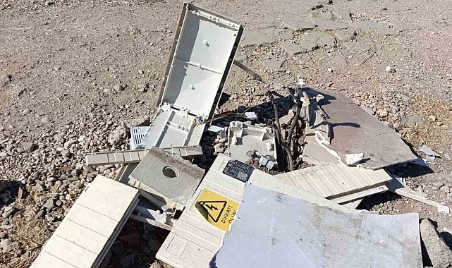 Parçalanan elektrik trafosu tehlike saçıyor