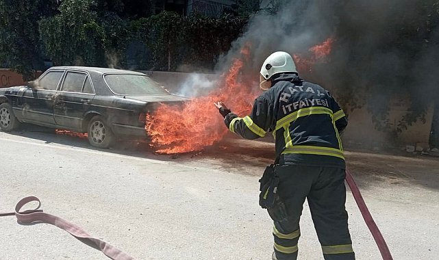 Park halindeki Mercedes alevlere teslim oldu