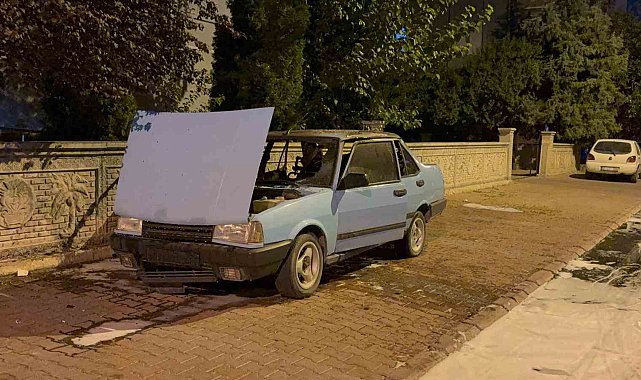 Park halindeki otomobil alev aldı