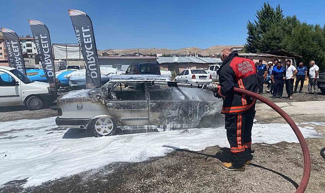 Park halindeki otomobil alev alev yandı