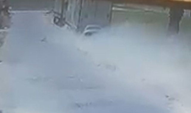 Park halindeki tıra böyle çarptı...Feci kazada sürücü hayatını kaybetti