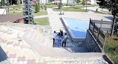 Parktaki çifti uyaran muhtar bıçaklandı: O anlar kamerada