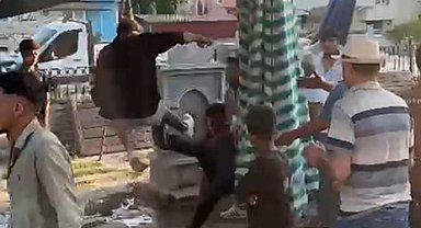Pazar yerinde 3 kişi, bir genci tekme tokat dövdü
