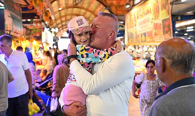 Pazaryerinde çocuklardan Karabatı'ya yoğun ilgi
