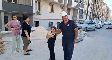 Pencerede mahsur kalan kediyi itfaiye kurtardı