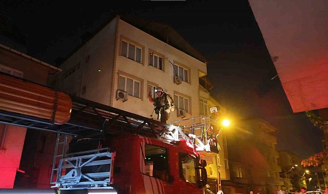 Pendik'te 3 katlı binanın çatısında yangın paniği